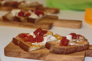 Ekmek dolu domates, peynir ve zeytin yağı, İtalyan Snack
