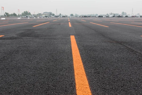 Пустой паркинг с оранжевыми линиями — стоковое фото