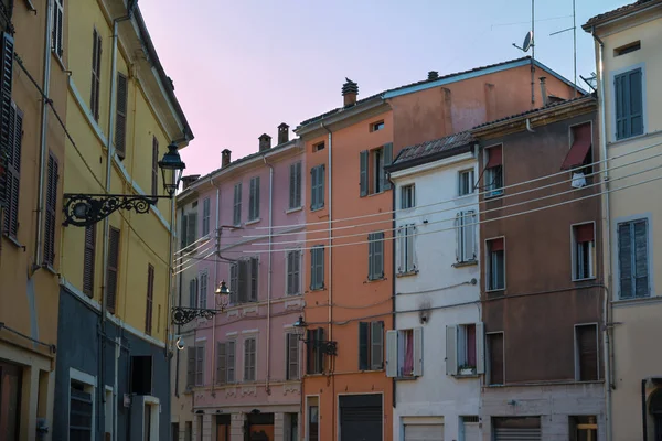 Antigua fachada colorida del edificio en Parma, Italia —  Fotos de Stock