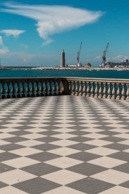 Livorno' s Mascagni Teras, deniz feneri ve arka planda Vinçler