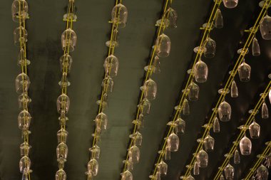 Tavana bağlı çoklu şarap gözlüğü satırları