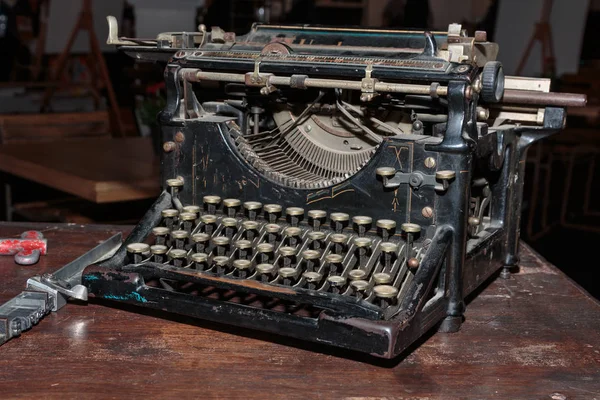 Black Vintage Typewriter: Front View — Stock Photo, Image