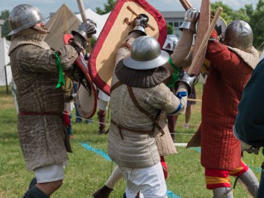 Gümüş kask ve zırh ile savaşta Şövalyeleri