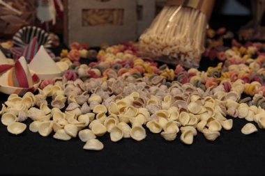 Tablo renkli pişmemiş makarna çeşitleri ürün çeşitliliği