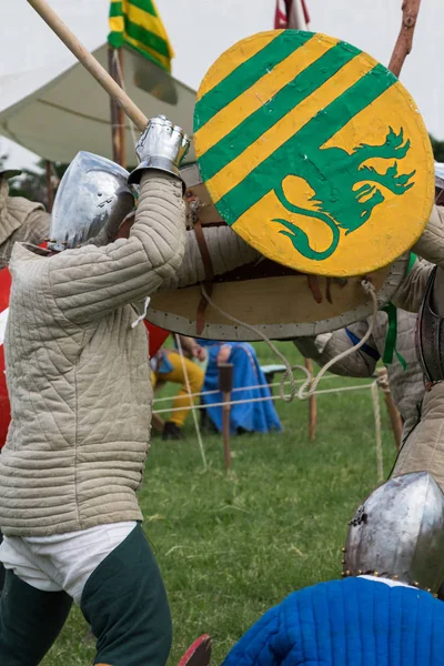 Ridders in gevecht met zilveren helmen en schilden — Stockfoto