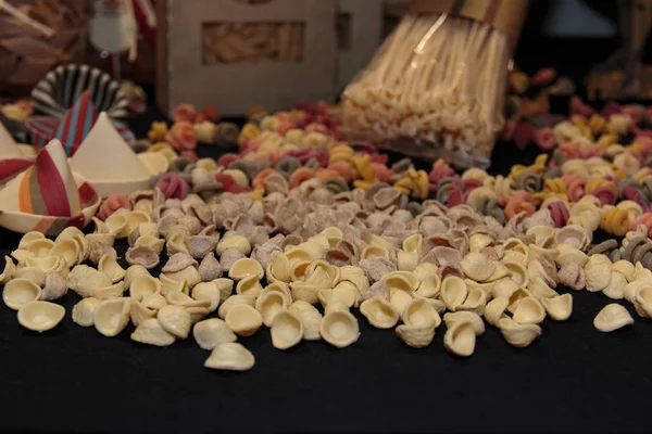 Colorido surtido de pasta italiana sin cocer en la mesa — Foto de Stock