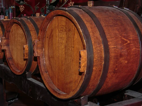 Beaux grands tonneaux de vin en bois — Photo