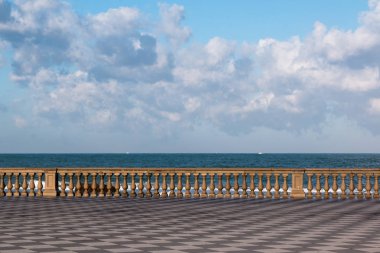 Livorno' s Mascagni Teras ve arka planda beyaz Feribot Tekne,
