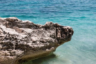 Turkuaz deniz, İtalya Sardinya Adası kayalıklardan yakınındaki