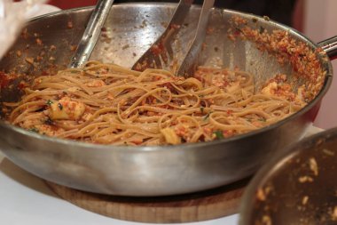 İtalyan makarna Tagliatelle Pan içinde pişirme