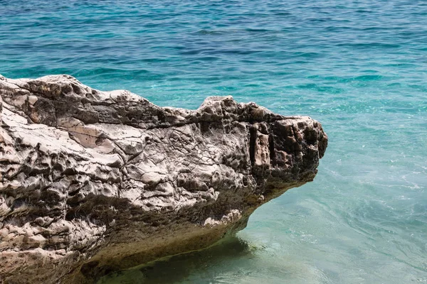Cliffs in Sardinia Island near Turquoise Sea, Italy — Stock Photo, Image