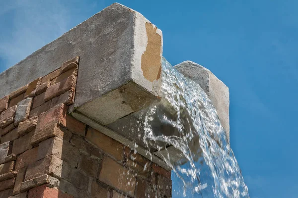 Cascading da água para baixo de um penhasco da rocha, quedas da água — Fotografia de Stock