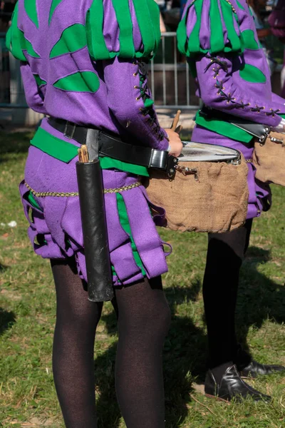 Batteristi in uniforme viola che suonano rullante batteria — Foto Stock