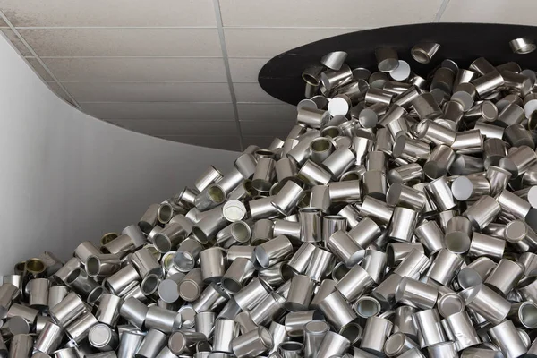 Um monte de lata de alumínio: Tema de ecologia — Fotografia de Stock
