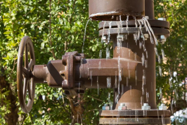 Trickling de apă din țeava orașului — Fotografie, imagine de stoc