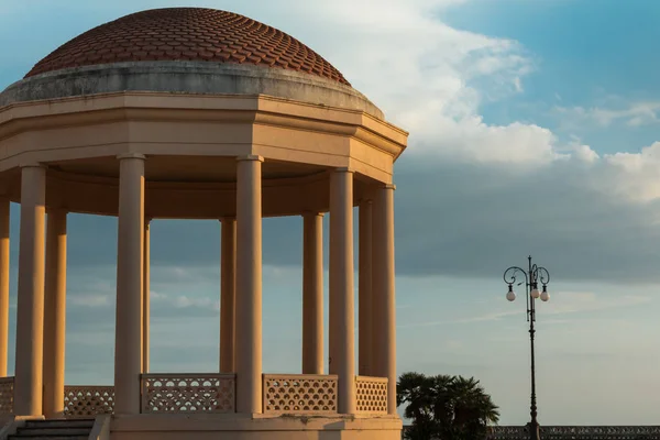 Vit sten lusthus i Livorno i solnedgången, Toscana - Italien — Stockfoto