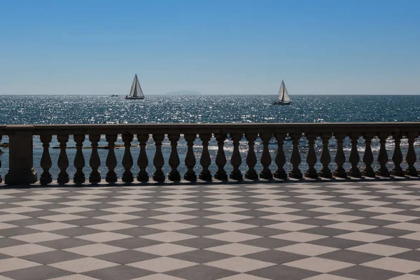 Livorno 's mascagni terrasse und weiße segelboote im hintergrund — Stockfoto