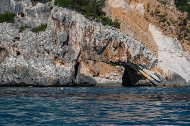 Sardunya kıyı şeridi: Kayalar ve kayalıklarla deniz, İtalya