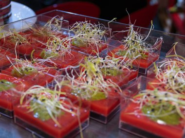 Küçük squared cam Alfalfa ve yeşil ve domates sau ile kase