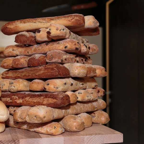 パン ロール品揃えと木の板の上にフランス パンのヒープ — ストック写真