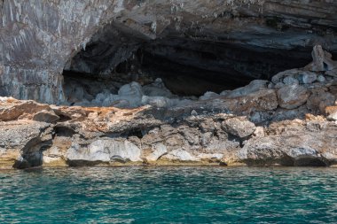 Sardunya kıyı şeridi: Rock ile büyük delik deniz, İtalya