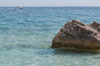 Turkuaz deniz, İtalya Sardinya Adası kayalıklardan yakınındaki