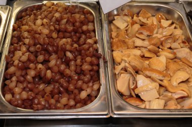 Yağda korunmuş sebze çeşitleri: mantar, havuç bir