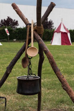 Siyah seni ve Tripod ateşin ortasına sonra tahta kaşık