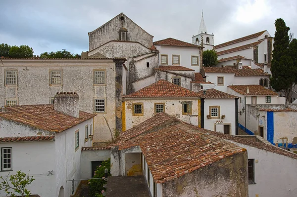 Obidos Ortaçağ Portekizce şehir duvarları görünümünden: çatıları ve