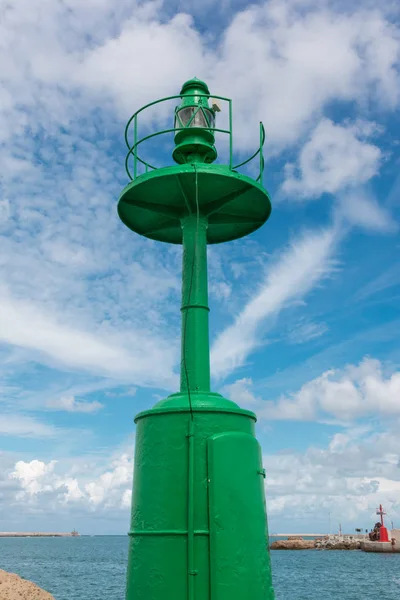 Pequeno Farol Metálico Verde, Céu Azul e Nuvens em Backgro — Fotografia de Stock