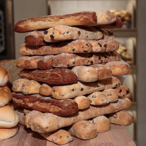 Купи хліб рулонах асортименту та французького хліба на дерев'яну шахівницю — стокове фото