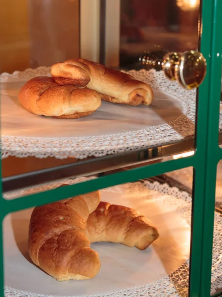 Croissants frescos para el desayuno continental dentro de la cabina de exhibición —  Fotos de Stock