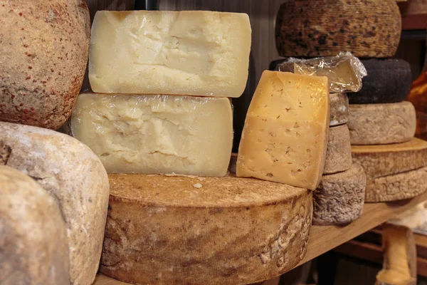 Seleção de diferentes tipos de queijo e garrafa de vinho — Fotografia de Stock