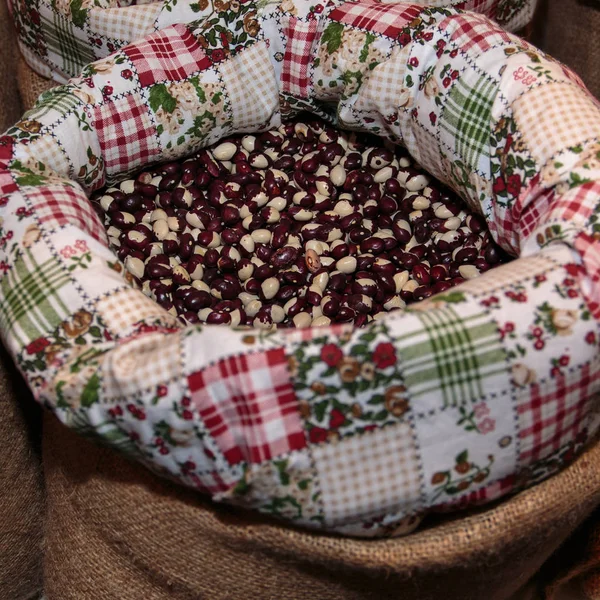 Red Calypso Beans inside Jute Sack for Sale at Market — Stock Photo, Image