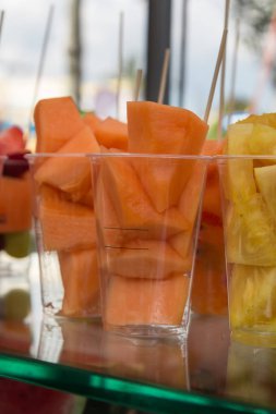 Plastik cam içinde karışık meyve salatası