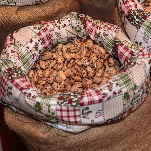 Roman Beans inside Jute Sack for Sale at Market — Stock Photo, Image