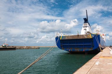 Teknenin kıç ve ip baba için limanda bağlı