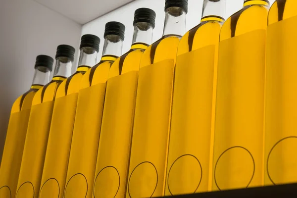 Garrafas de azeite em fileira — Fotografia de Stock