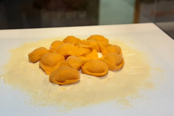 Пельмені італійський макарони на білому столі з борошном — стокове фото