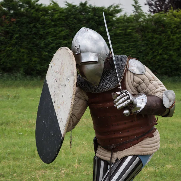 Ridder in het gevecht met zilveren helm, Armor, schild en zwaard — Stockfoto