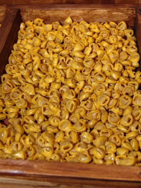 Pişmemiş Tortellini makarna çeşitleri ahşap kutusunda