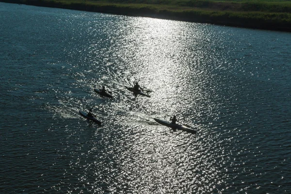 Concurso de Silhueta de Canoas no Rio — Fotografia de Stock