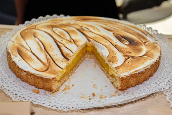 Bakad citron tårta med brynt maräng på toppen — Stockfoto