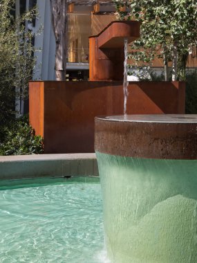 Park içinde genel bakır Çeşme