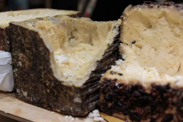 Italian Sheep's Milk Cheese: Aged Pecorino with Black Crust — Stock Photo, Image
