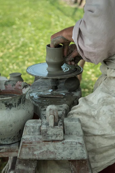 Rzemieślnik pracuje gliny i terakoty — Zdjęcie stockowe