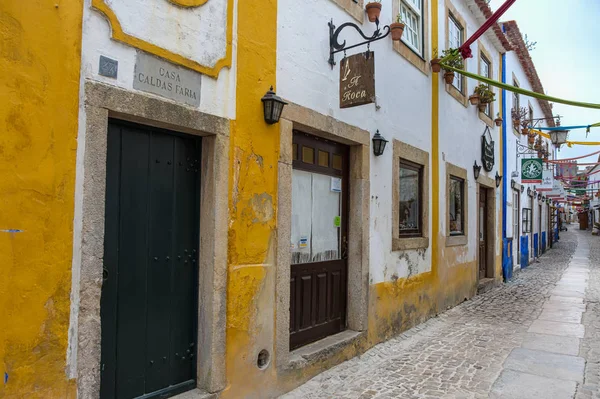 Wąska ulica kolorowe w średniowiecznej portugalskiego miasta Óbidos — Zdjęcie stockowe