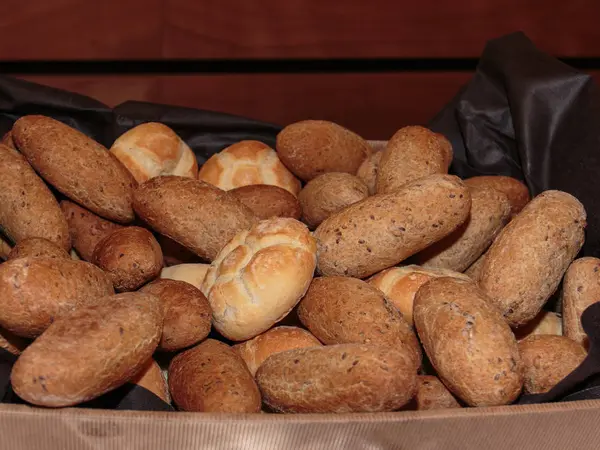 Rollo montón de pan y rollos integrales dentro de la caja —  Fotos de Stock