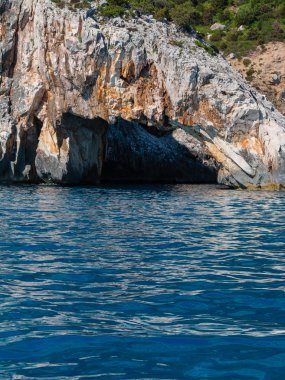 Sardunya kıyı şeridi: Kayalar ve kayalıklarla deniz, İtalya