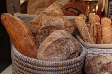 Ekmek rulo çeşitleri ve Fransız Loaf içinde Wicker bas yığını